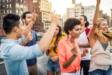 Mutlu gençler New York - parti ve eğlenerek arkadaş grubu bir çatıda bir barbekü akşam yemeği