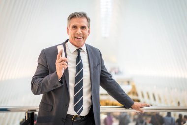 Üst düzey şirket yöneticisi ile zarif uygun açık havada - New York işadamı