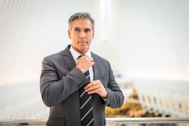 Üst düzey şirket yöneticisi ile zarif uygun açık havada - New York işadamı