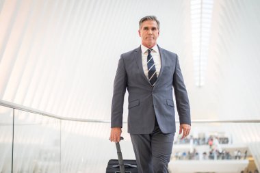 Üst düzey şirket yöneticisi ile zarif uygun açık havada - New York işadamı