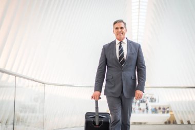 Üst düzey şirket yöneticisi ile zarif uygun açık havada - New York işadamı