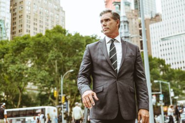 Üst düzey şirket yöneticisi ile zarif uygun açık havada - New York işadamı