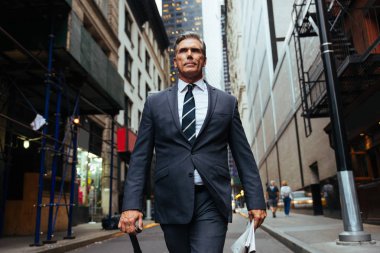 Üst düzey şirket yöneticisi ile zarif uygun açık havada - New York işadamı