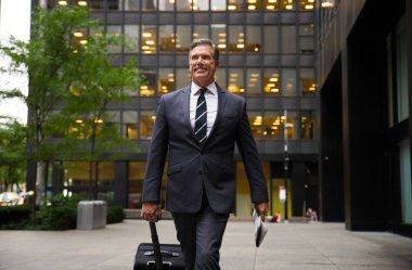 Üst düzey şirket yöneticisi ile zarif uygun açık havada - New York işadamı