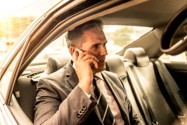 Üst düzey şirket yöneticisi ile zarif uygun açık havada - New York işadamı