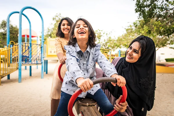 ドバイ 公園遊び場で彼女の娘と一緒にお母さんに楽しんで幸せなアラビア家族 — ストック写真