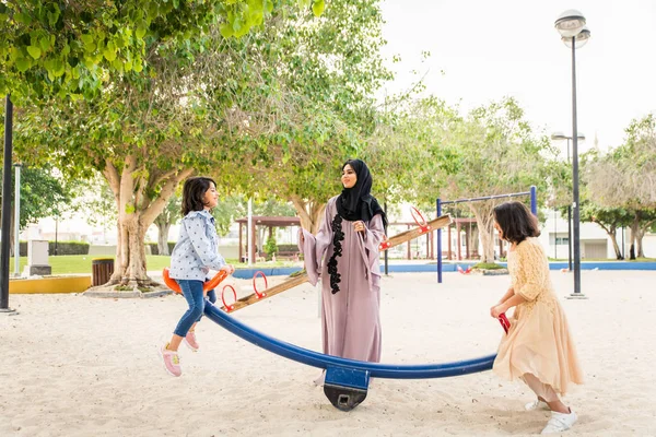 ドバイ 公園遊び場で彼女の娘と一緒にお母さんに楽しんで幸せなアラビア家族 — ストック写真