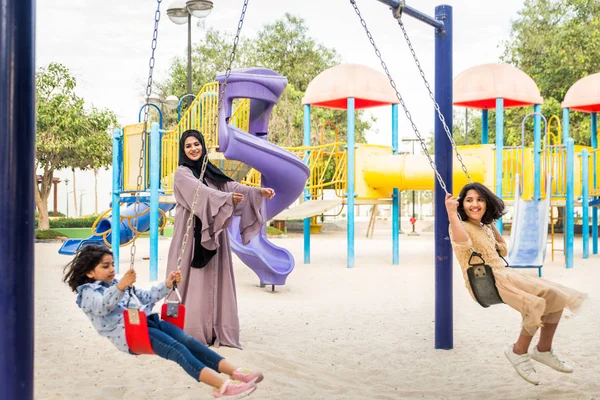 Feliz Familia Árabe Divirtiéndose Dubai Mamá Junto Con Sus Hijas —  Fotos de Stock