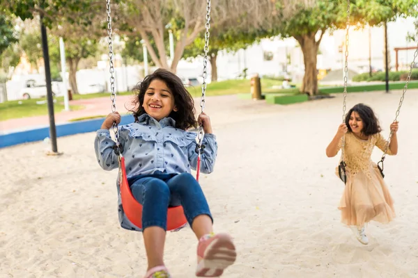 Lyckliga Arabian Familjen Roligt Dubai Mamma Tillsammans Med Döttrarna Park — Stockfoto