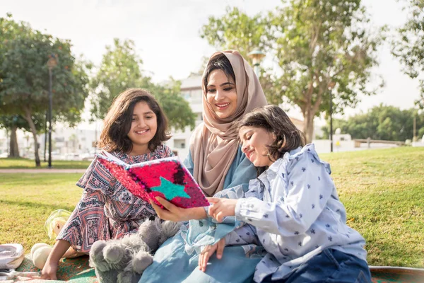 Щасливі Аравійська Сім Веселилися Дубаї Мама Разом Дочки Парку — стокове фото
