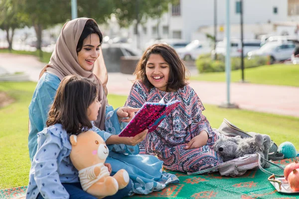 Ευτυχισμένη Οικογένεια Arabian Διασκεδάζοντας Στο Ντουμπάι Μητέρα Μαζί Τις Κόρες — Φωτογραφία Αρχείου