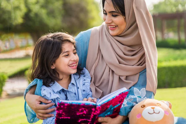 Feliz Familia Árabe Divirtiéndose Dubai Mamá Junto Con Sus Hijas —  Fotos de Stock