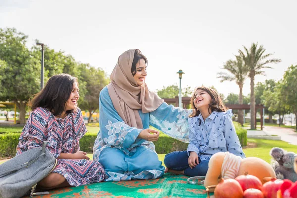 Gelukkige Arabische Familie Plezier Dubai Moeder Samen Met Haar Dochters — Stockfoto