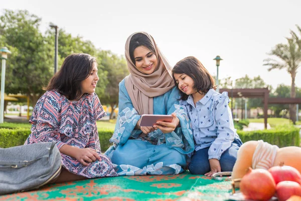 Feliz Familia Árabe Divirtiéndose Dubai Mamá Junto Con Sus Hijas — Foto de Stock