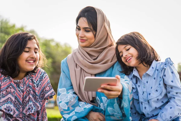 Gelukkige Arabische Familie Plezier Dubai Moeder Samen Met Haar Dochters — Stockfoto