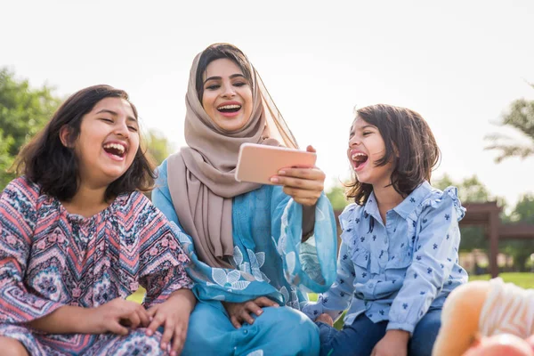 Gelukkige Arabische Familie Plezier Dubai Moeder Samen Met Haar Dochters — Stockfoto