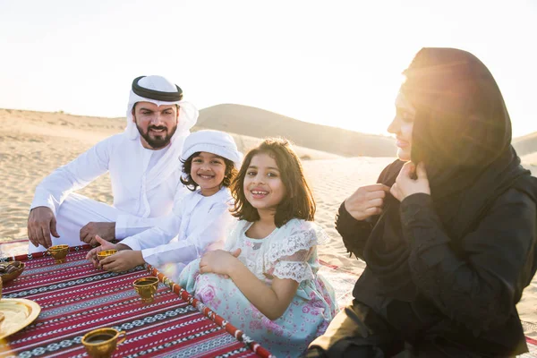 Arabialainen Perhe Jolla Hauskaa Autiomaassa Vanhemmat Lapset Juhlivat Lomaa Dubaissa — kuvapankkivalokuva