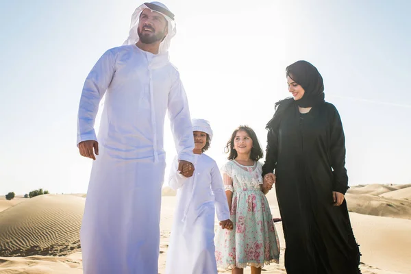 Arabische Familie Met Kinderen Plezier Woestijn Ouders Kinderen Vieren Vakantie — Stockfoto