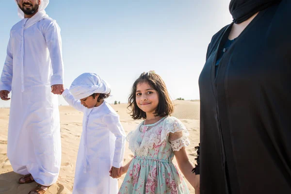 Keluarga Arab Dengan Anak Anak Bersenang Senang Gurun Orang Tua — Stok Foto