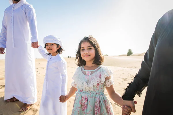 Arabische Familie Mit Kindern Vergnügt Sich Der Wüste Eltern Und — Stockfoto