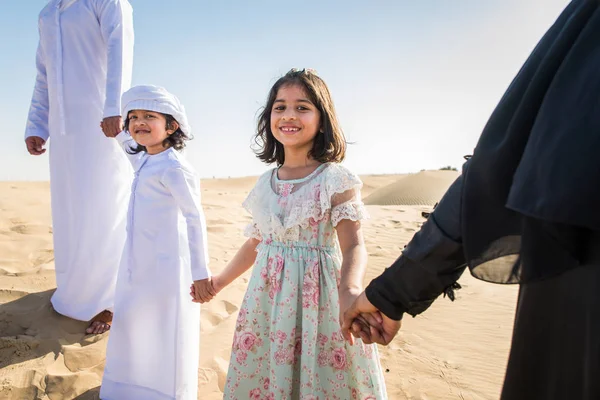 Arabian Rodziny Dziećmi Zabawy Pustyni Rodzice Dzieci Okazji Wakacji Dubaju — Zdjęcie stockowe