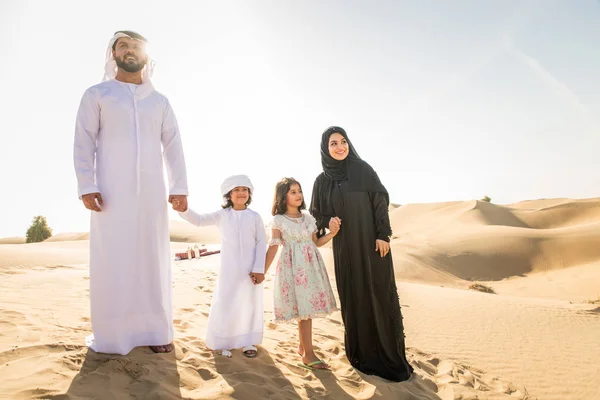 Keluarga Arab Dengan Anak Anak Bersenang Senang Gurun Orang Tua — Stok Foto