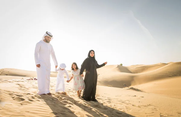 Familia Árabe Con Niños Divirtiéndose Desierto Padres Hijos Celebrando Las — Foto de Stock