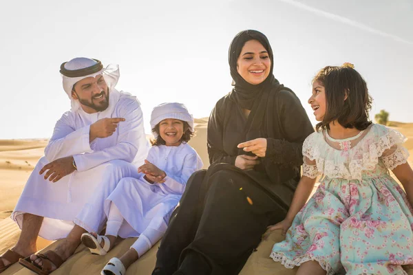 Arabische Familie Met Kinderen Plezier Woestijn Ouders Kinderen Vieren Vakantie — Stockfoto