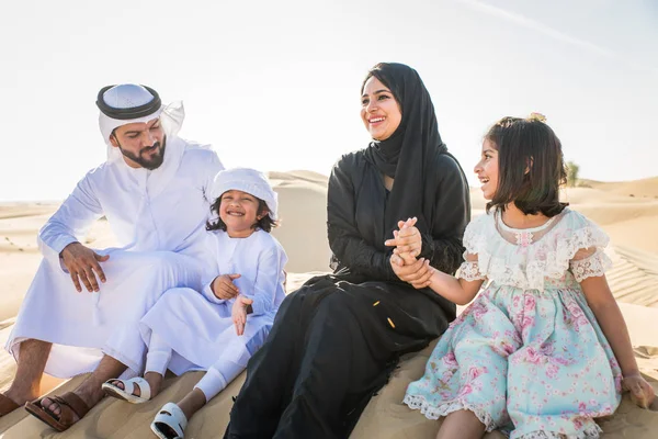 Familia Árabe Con Niños Divirtiéndose Desierto Padres Hijos Celebrando Las —  Fotos de Stock