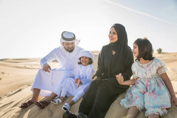 Arabische Familie Met Kinderen Plezier Woestijn Ouders Kinderen Vieren Vakantie — Stockfoto