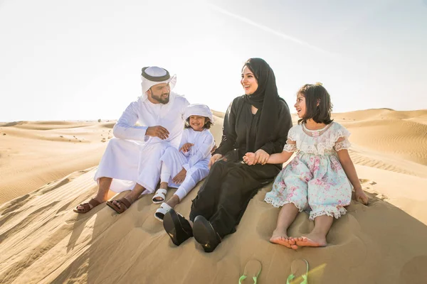 Keluarga Arab Dengan Anak Anak Bersenang Senang Gurun Orang Tua — Stok Foto