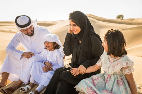 아라비 부모와 두바이 Desrt에서 휴일을 — 스톡 사진