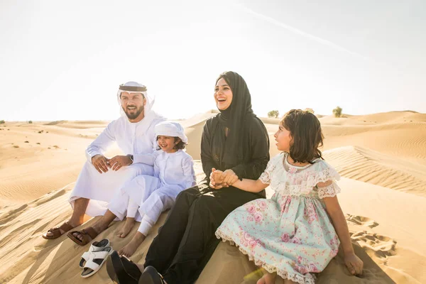 Arabian Familj Med Barn Roligt Öknen Föräldrar Och Barn Firar — Stockfoto