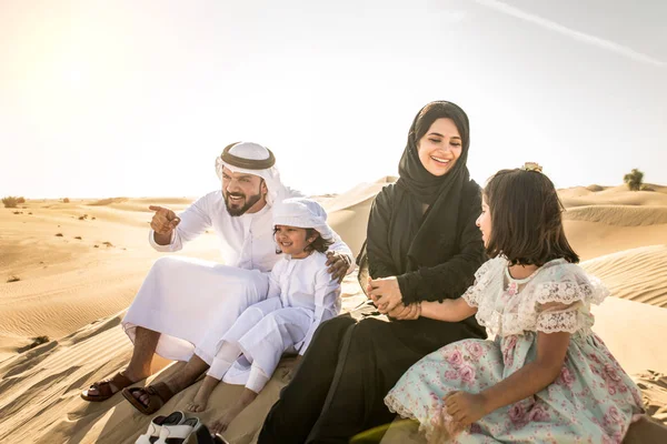 Keluarga Arab Dengan Anak Anak Bersenang Senang Gurun Orang Tua — Stok Foto