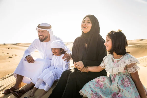 Arabische Familie Met Kinderen Plezier Woestijn Ouders Kinderen Vieren Vakantie — Stockfoto