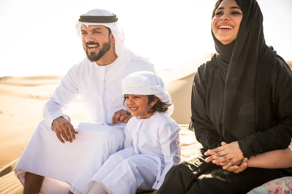 Arabische Familie Mit Kindern Vergnügt Sich Der Wüste Eltern Und — Stockfoto