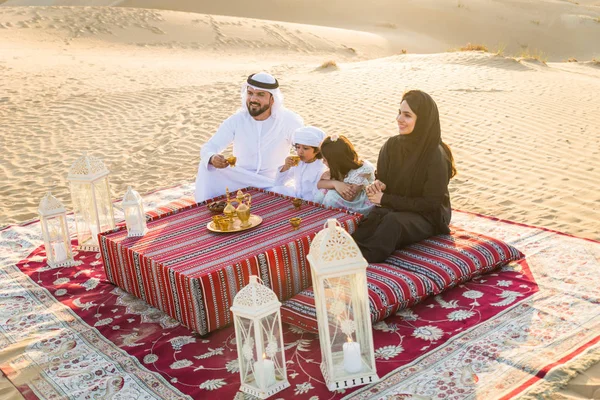 Arabische Familie Met Kinderen Plezier Woestijn Ouders Kinderen Vieren Vakantie — Stockfoto