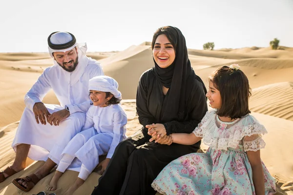 Arabische Familie Met Kinderen Plezier Woestijn Ouders Kinderen Vieren Vakantie — Stockfoto