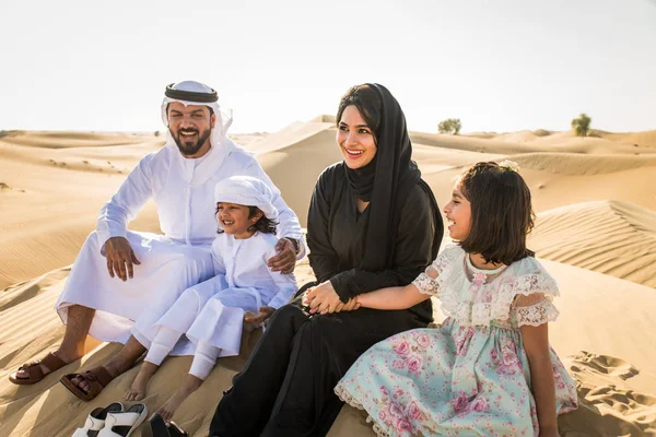 Arabian Familj Med Barn Roligt Öknen Föräldrar Och Barn Firar — Stockfoto