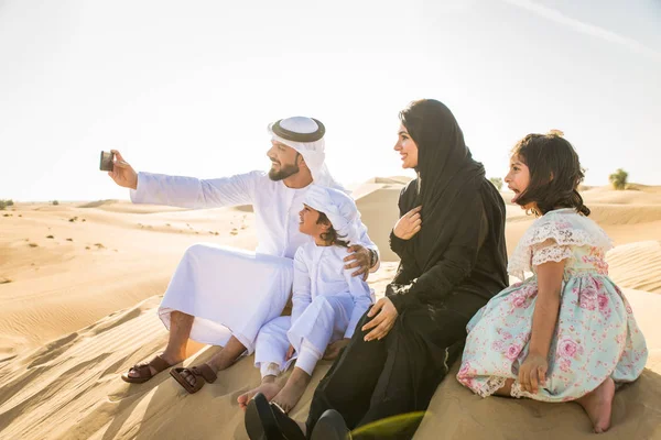 Arabská Rodina Dětmi Baví Poušti Rodiče Děti Slaví Svátek Dubaji — Stock fotografie