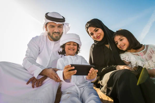 Keluarga Arab Dengan Anak Anak Bersenang Senang Gurun Orang Tua — Stok Foto