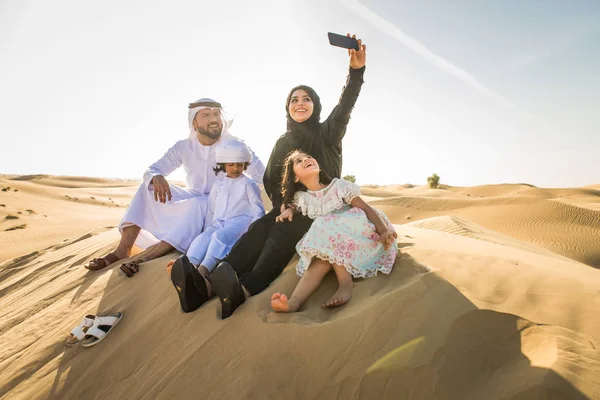 Família Árabe Com Crianças Divertindo Deserto Pais Crianças Celebrando Férias — Fotografia de Stock
