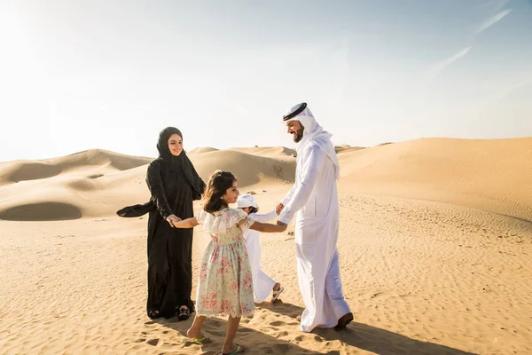 Keluarga Arab Dengan Anak Anak Bersenang Senang Gurun Orang Tua — Stok Foto
