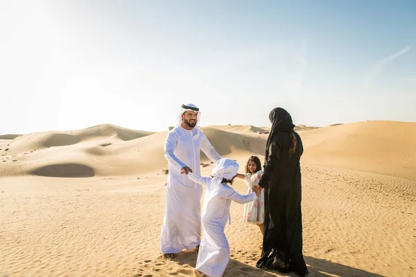 Famille Arabe Avec Des Enfants Qui Amusent Dans Désert Parents — Photo