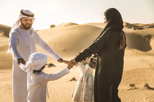 Keluarga Arab Dengan Anak Anak Bersenang Senang Gurun Orang Tua — Stok Foto