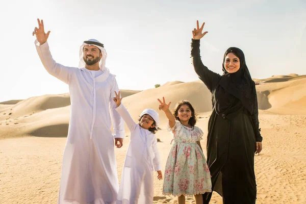 Arabische Familie Met Kinderen Plezier Woestijn Ouders Kinderen Vieren Vakantie — Stockfoto