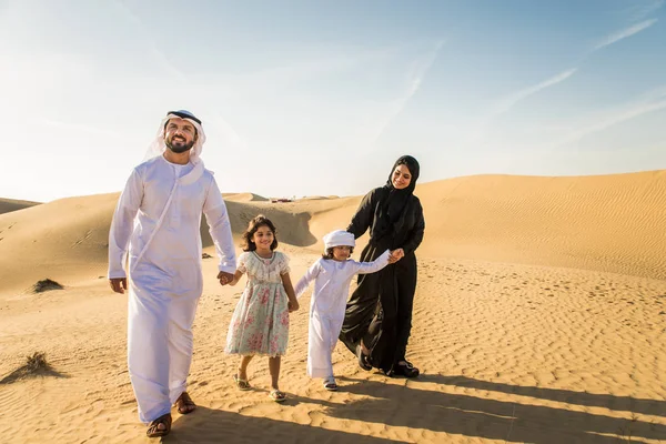 Arabische Familie Met Kinderen Plezier Woestijn Ouders Kinderen Vieren Vakantie — Stockfoto