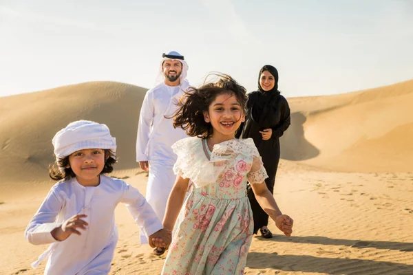 Keluarga Arab Dengan Anak Anak Bersenang Senang Gurun Orang Tua — Stok Foto