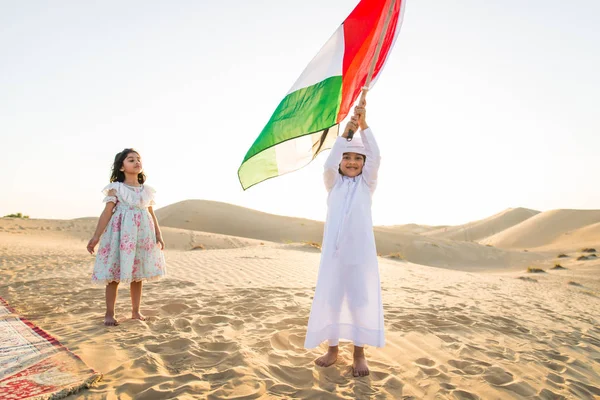阿拉伯家庭与孩子在沙漠中的乐趣 父母和孩子庆祝节日在迪拜的沙漠 — 图库照片