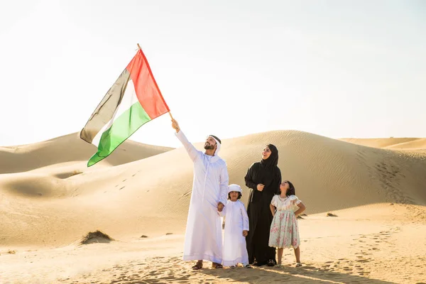 Famille Arabe Avec Des Enfants Qui Amusent Dans Désert Parents — Photo